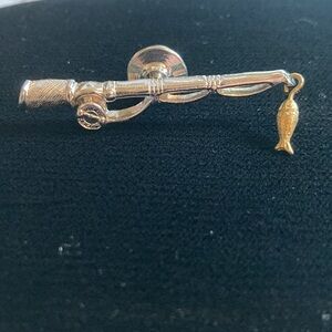 Men’s Avon silver tone reel and rod with “fish catch” tie bar